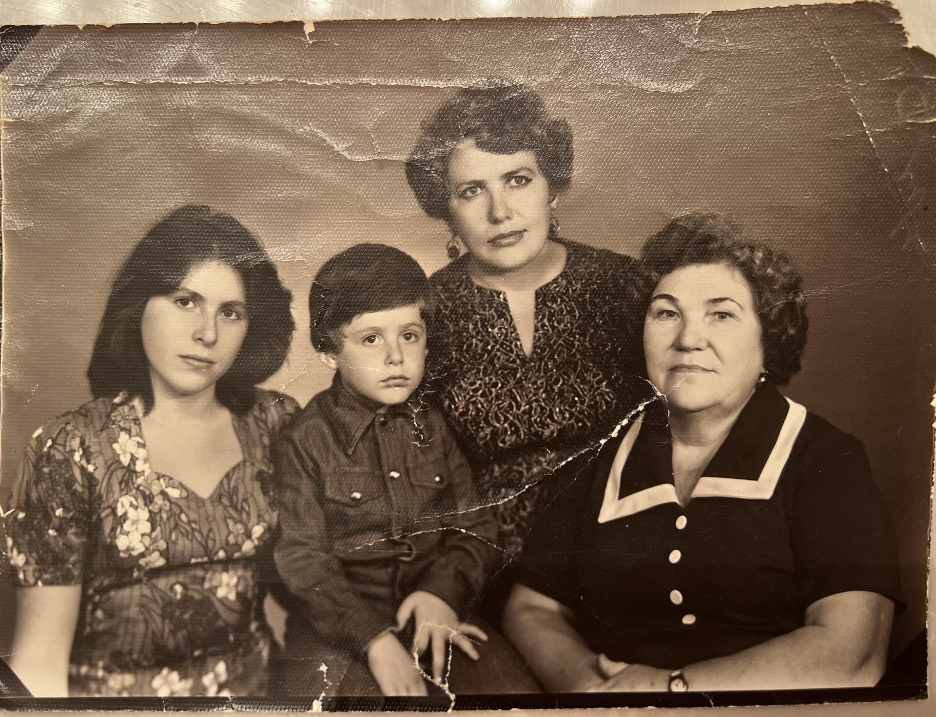 Lev Parnas aged about four with his sister, mother and grandmother, 1976